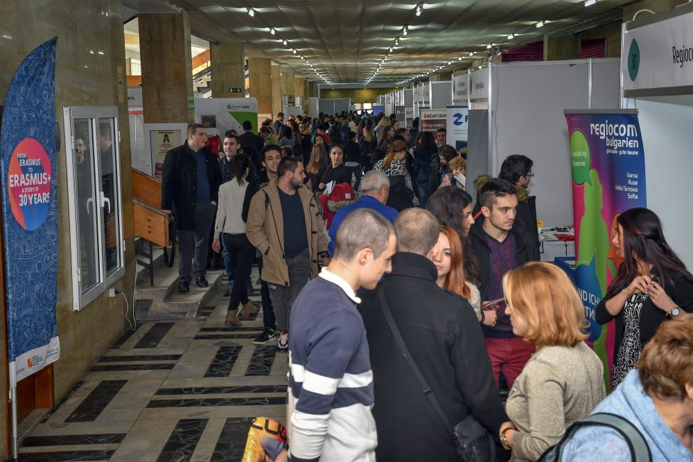 90 работодатели и 6500 посетители на „Дни на кариерата“ в секторите Икономика, Финанси, Човешки ресурси, Маркетинг и Обслужване на клиенти